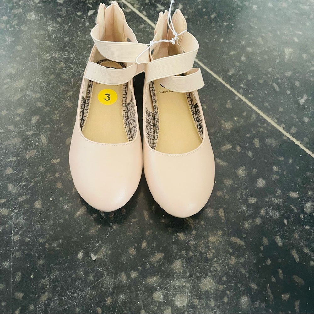 Daisy Fuentes Criss Cross strap ballet style shoe